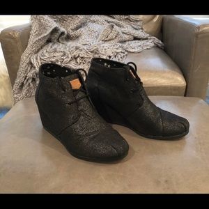 Toms desert wedge size 9 wide like new